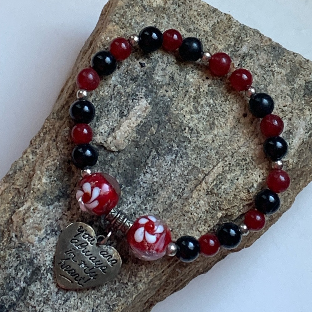 “You Are Always in My Heart” Charm Lamp Work Red & Black Glass Bead Bracelet - Picture 6 of 7